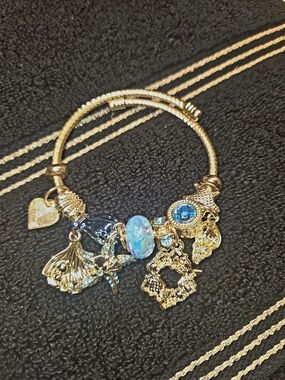 Gold Tone Blue Charm Bangle Bracelet  NWOT - Women Jewelry